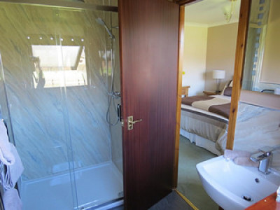 En-suite shower room in King bedroom