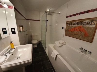 Scarrataing Bathroom