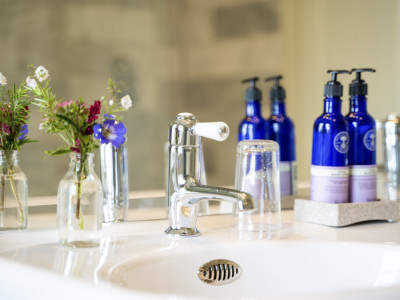 The Court and Reed View - bathroom