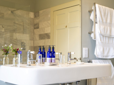 The Court and Reed View - bathroom