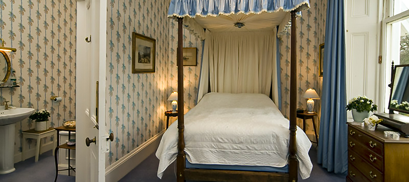 Four poster Double  bedroom