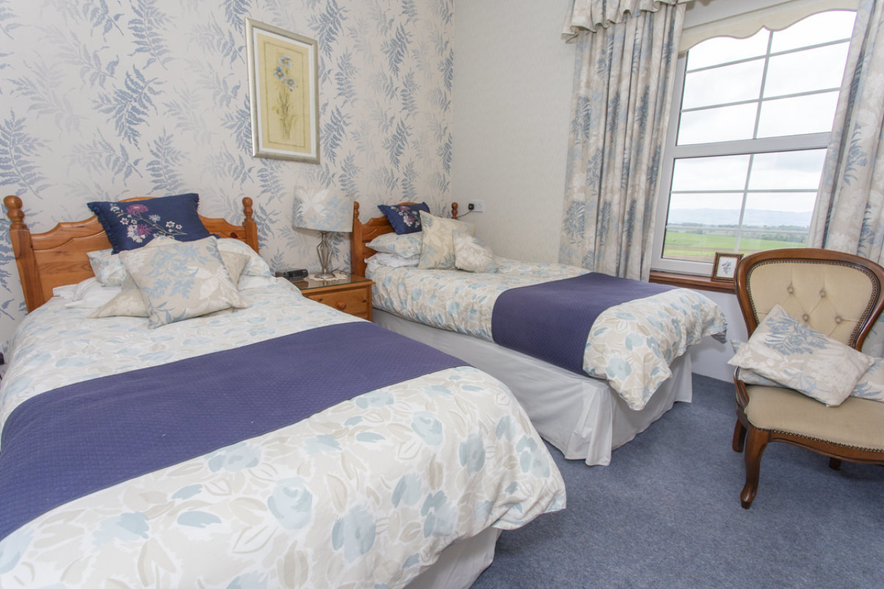 GlenprosenTwinBedroomInPurgavieFarmBedandbreakfastAngusScotland