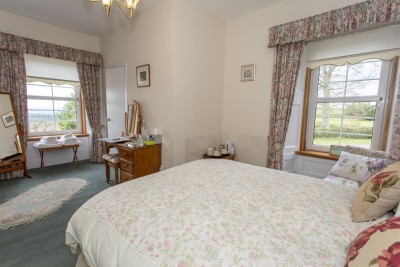 GlenislaTripleBedroomInPurgavieFarmBedandbreakfastAngusScotland