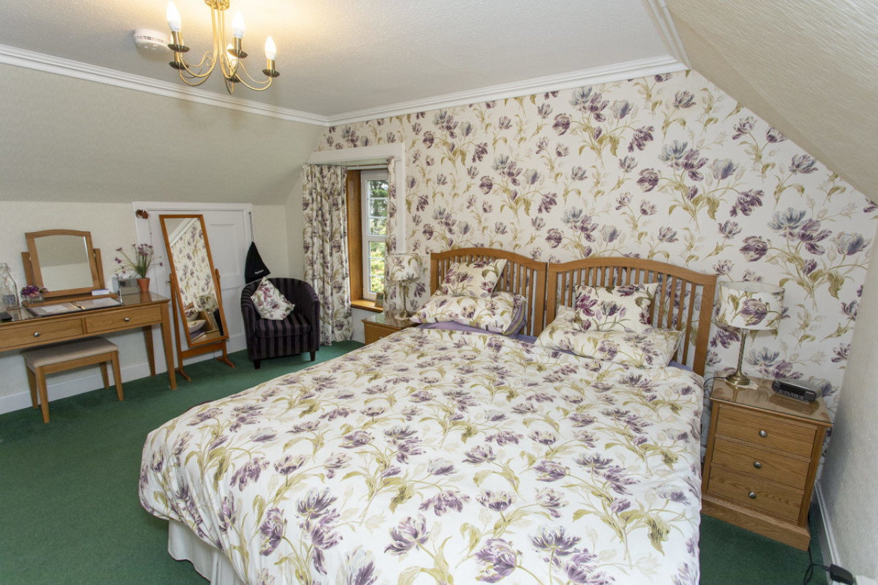 GlenclovaStandardDoubleBedroomInPurgavieFarmBedandbreakfastAngusScotland