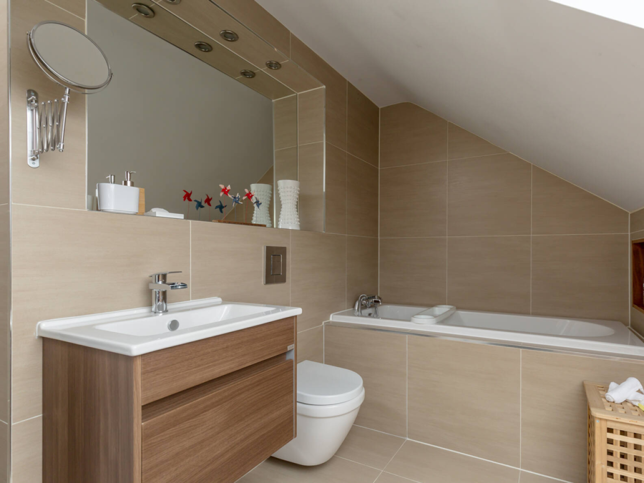 Calton Ensuite with bath